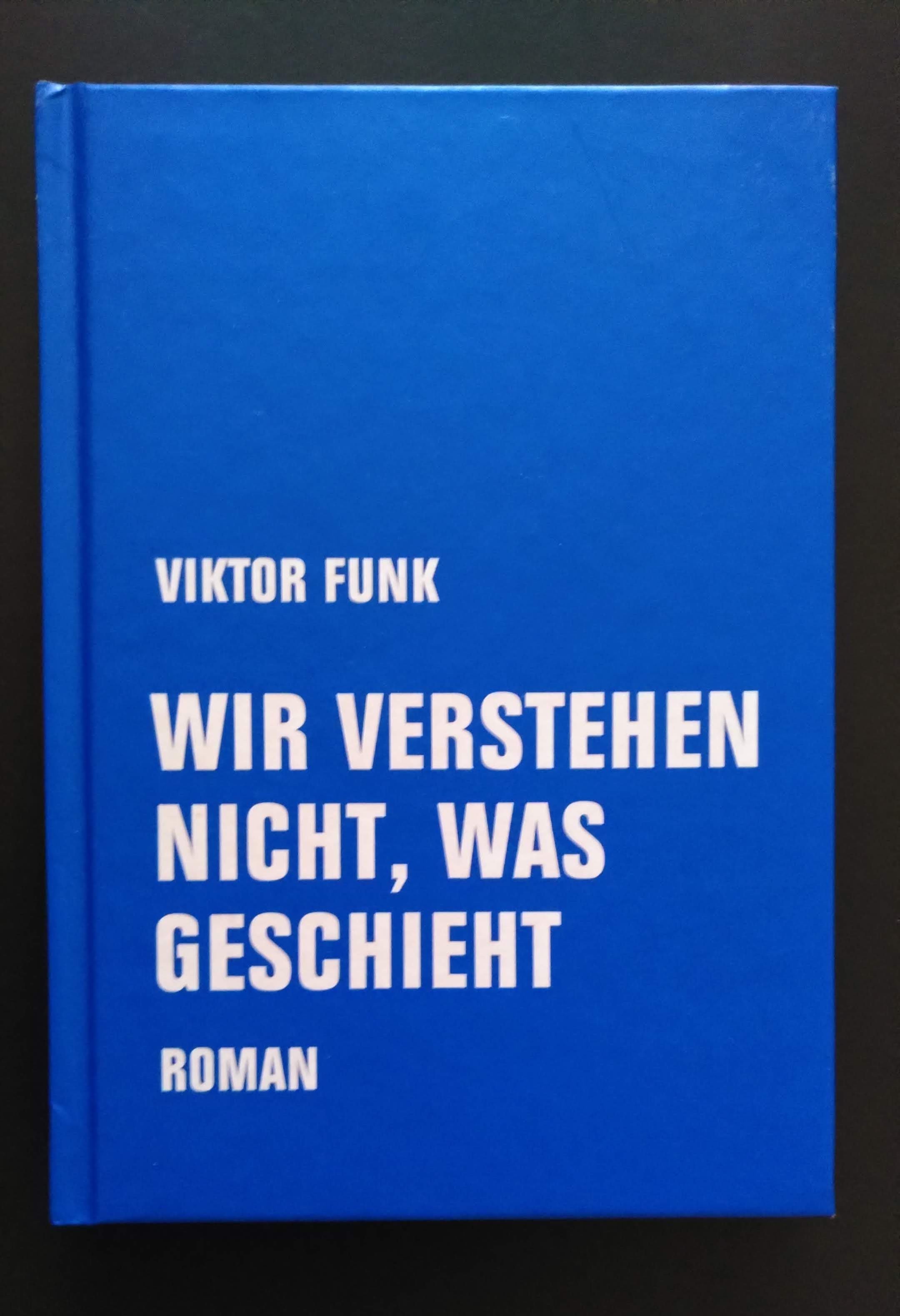 Cover Viktor Funk: Wir verstehen nicht, was geschieht. Roman (weiße Schrift auf blauem Hintergrund)