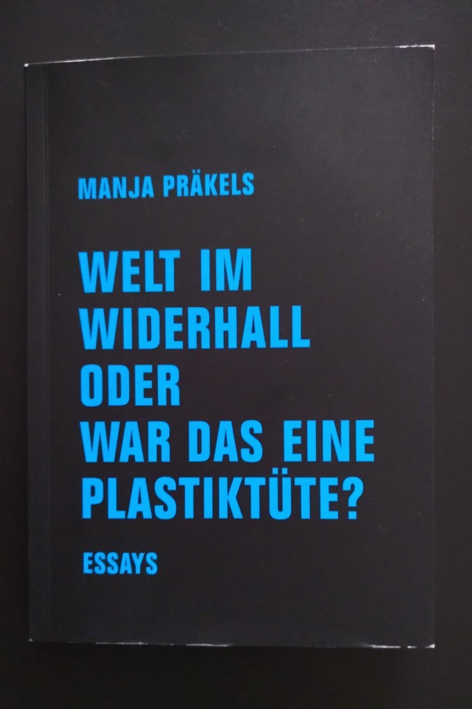 Cover von Manja Präkels: Welt im Widerhall oder War das eine Plastiktüte. Essays (blaue Schrift auf schwarzem Hintergrund)