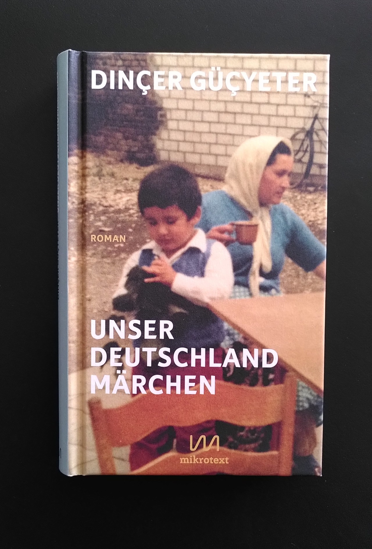 Das Bild zeigt das Cover von Dincer Gücyeters Unser Deutschlandmärchen, abgebildet sind ein kleiner Junge und seine Mutter